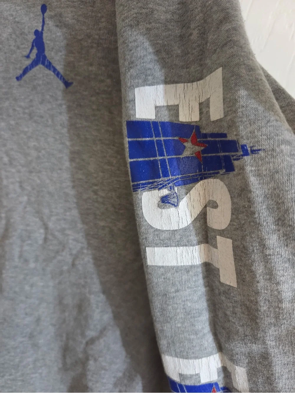 Nike Air Jordan Sweatshirt Men’s XXL has fading and graphic cracking